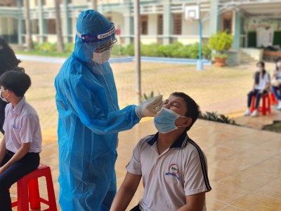 Test nhanh Covid-19 cho học sinh khối 7, 8 trước khi học trực tiếp