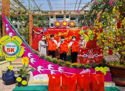 Tặng quà cho học sinh vượt khó "Vui xuân đón Tết 2022"