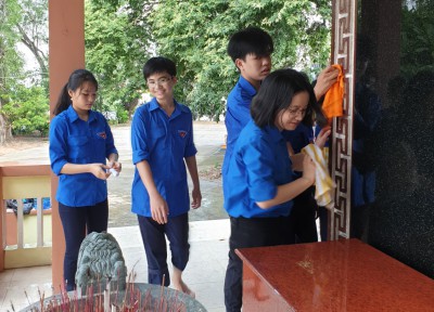 Ra quân dọn dẹp và chăm sóc đài liệt sĩ phường Chánh Mỹ