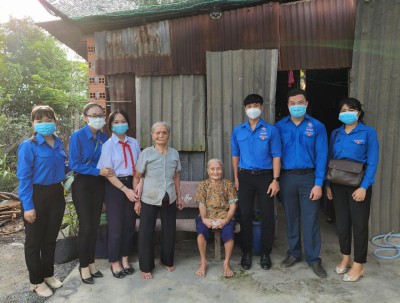 Đến thăm và trao quà cho các mẹ già neo đơn, các đồng chí là nguyên Bí Thư đoàn qua các thời kỳ