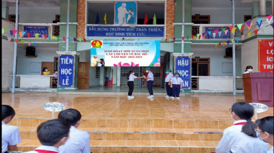 Sinh hoạt dưới cờ "Mỗi tuần một câu chuyện về Bác" năm học 2022-2023