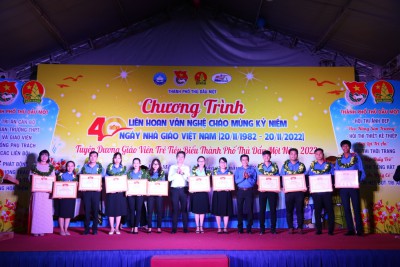 Tuyên dương giáo viên trẻ tiêu biểu cấp thành phố và các hoạt động chào mừng 20/11/2022