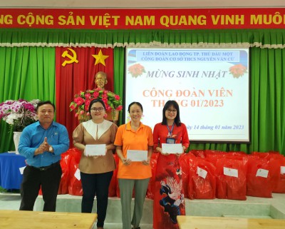 Công đoàn trường tổ chức tặng quà sinh nhật cho công đoàn viên tháng 01/2023