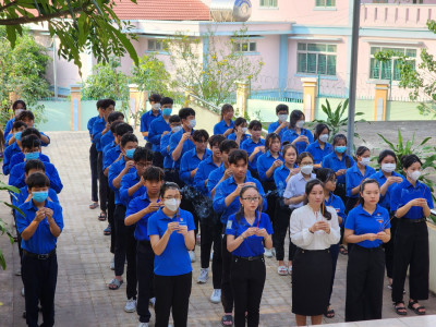 Tuổi trẻ Nguyễn Văn Cừ ra quân quét dọn, chăm sóc cây tại đài liệt sĩ phường Chánh Mỹ nhân kỷ niệm 133 năm ngày sinh của Chủ tịch Hồ Chí Minh (19/5/1890-19/5/2023)