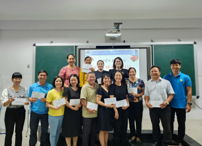 Công đoàn THCS Nguyễn Văn Cừ trao tặng quà mừng sinh nhật và khen tặng con CB-GV-NV trường có thành tích xuất sắc trong năm học 2022-2023 đợt 2