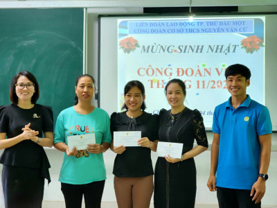 Công đoàn trường tổ chức tặng quà sinh nhật cho công đoàn viên tháng 10 và tháng 11 năm 2023