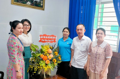 Đảng ủy, HĐND, UBND phường Chánh Mỹ đến thăm hỏi, động viên CB, GV, NV trường THCS Nguyễn Văn Cừ và chúc mừng ngày Ngày Nhà giáo Việt Nam 20/11