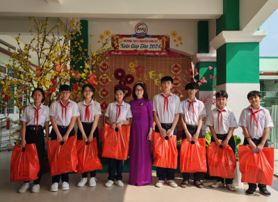 Chương trình "Thắp sáng ước mơ" từ quỹ Heo đất "Bạn vì bạn" và quà trao Tết của mạnh thường quân cho học sinh khó khăn năm học 2023-2024