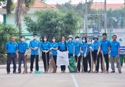 Trường THCS Nguyễn Văn Cừ ra quân dọn vệ sinh tuyến đường Nguyễn Văn Cừ