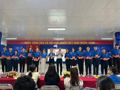 Chi đoàn THCS Nguyễn Văn Cừ tổ chức lễ kết nạp đoàn năm học 2024-2025