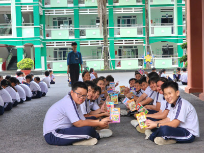 Tiết đọc sách ngoài trời - Trường THCS Nguyễn Văn Cừ