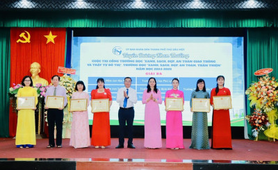 Tham gia Hội nghị Tuyên dương, khen thưởng giáo viên, học sinh và các đơn vị có thành tích xuất sắc trong các cuộc thi, hội thi, hội thao các cấp năm học 2024 - 2025