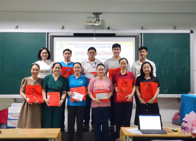 Công đoàn cơ sở trường THCS Nguyễn Văn Cừ trao tặng hoa chúc mừng cán bộ, giáo viên đạt "Huân chương lao động hạng 3" và trao thưởng tập thể, cá nhân đạt thành tích xuất sắc hoạt động công đoàn năm học 2024 - 2025