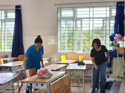 Trường THCS Nguyễn Văn Cừ vệ sinh trường lớp chuẩn bị cho năm học mới 2025-2026