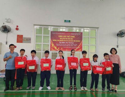 Chương trình "Kỷ niệm yêu thương" giao lưu thể thao và trao tặng quà cho học sinh khó khăn nhân dịp năm học mới 2025 - 2026