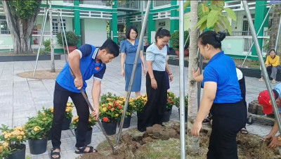 Trường THCS Nguyễn Văn Cừ hưởng ứng phong trào" Trường học rực sắc hoa"