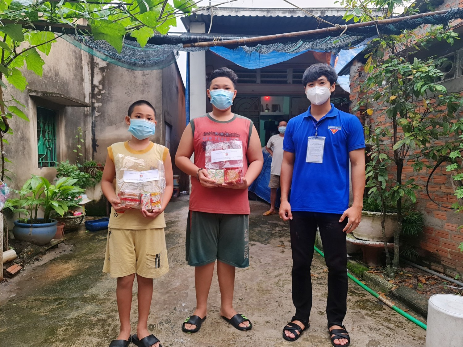 Đ/c Huỳnh Tuấn Huy - Bí thư chi đoàn đến trao tặng quà cho học sinh