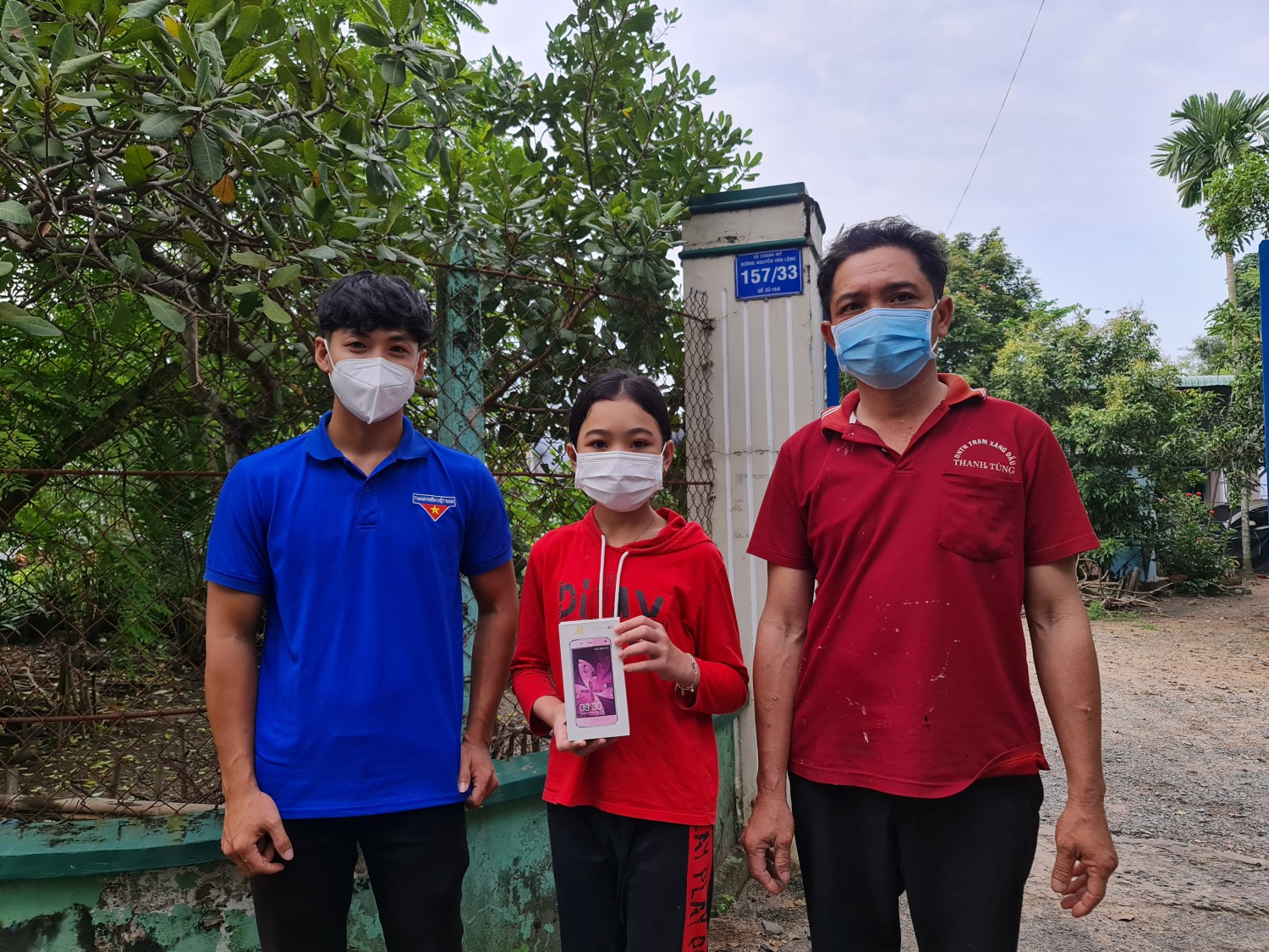 Trao tặng thiết bị học trực tuyến cho học sinh lần 2 NH 2021-2022