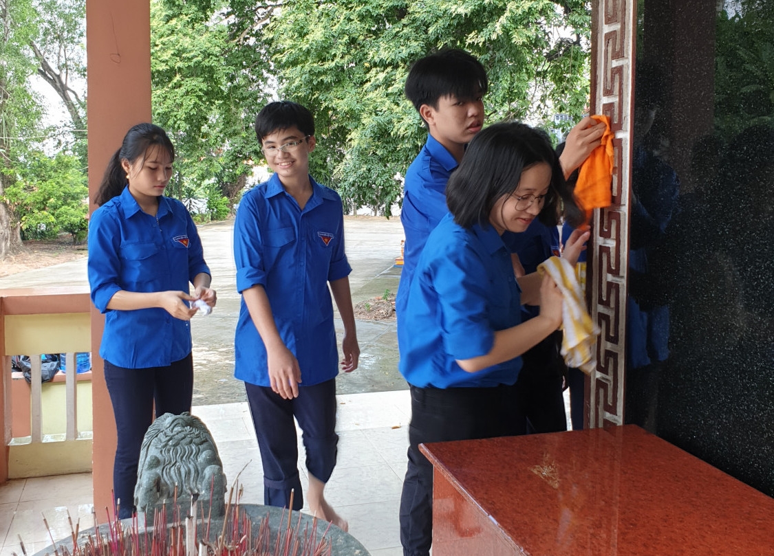 Ra quân dọn dẹp và chăm sóc đài liệt sĩ phường Chánh Mỹ