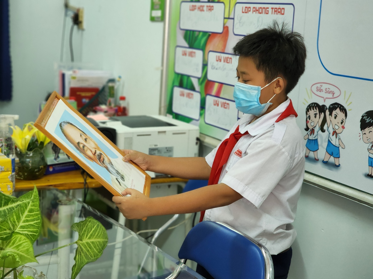 Mô hình “Lớp em treo ảnh Bác Hồ” kỷ niệm 81 năm thành lập Đội TNTP Hồ Chí Minh