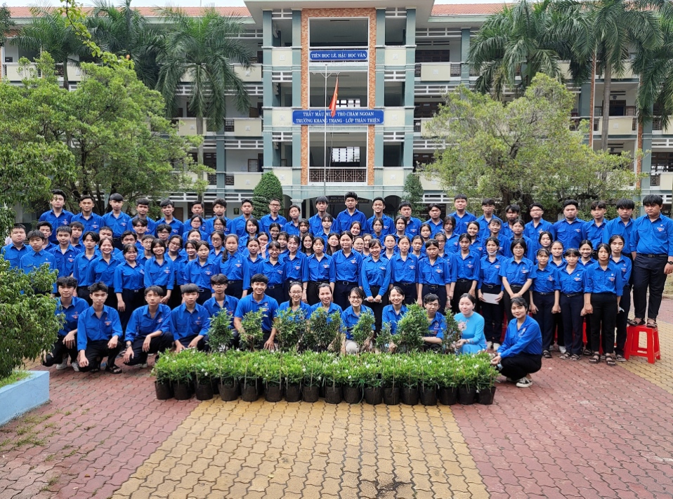 Tuổi trẻ Nguyễn Văn Cừ thực hiện mô hình "Mỗi đoàn viên - một mầm sống", trồng cây nhớ ơn Bác năm 2022