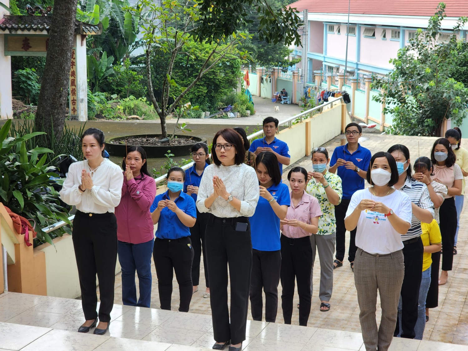 Chi ủy chi bộ Nguyễn Văn Cừ viếng đài liệt sĩ phường Chánh Mỹ