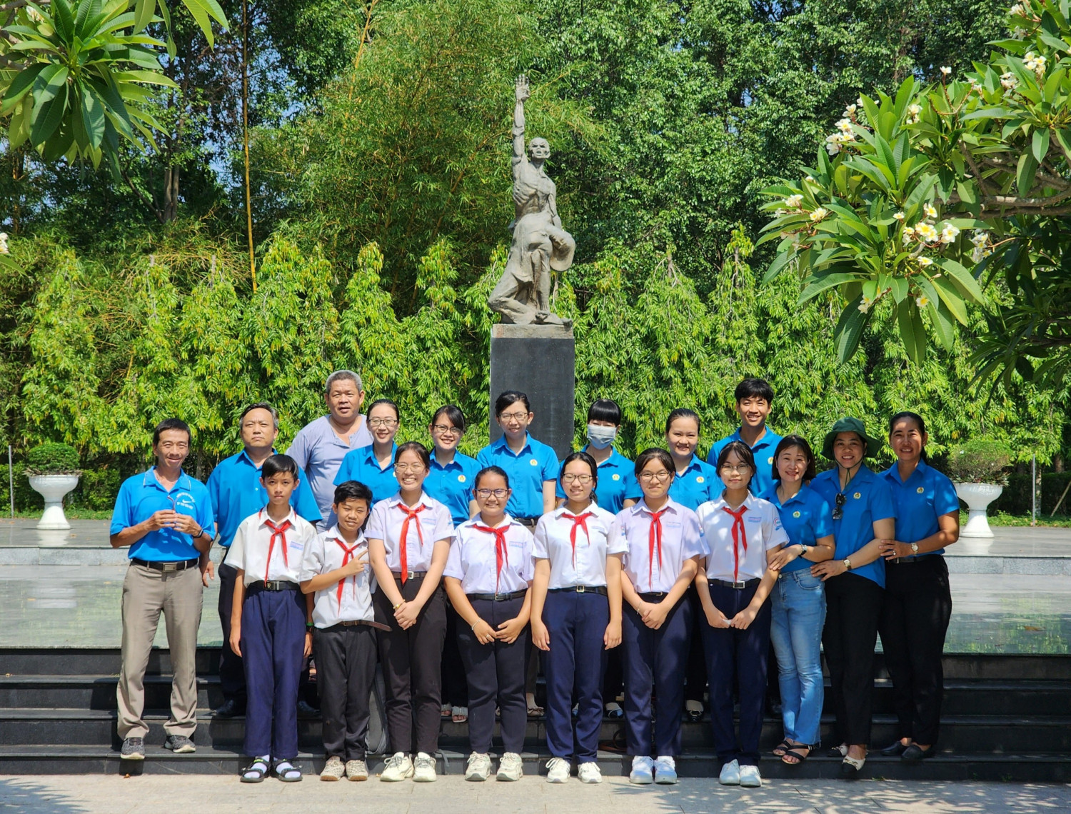 Công đoàn cơ sở Trường THCS Nguyễn Văn Cừ tổ chức cho đoàn viên công đoàn và các em Đội viên ưu tú tham quan Di tích Nhà tù Phú Lợi, Bảo tàng tỉnh Bình Dương năm 2023