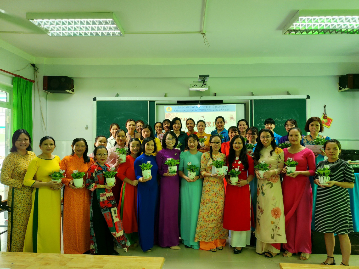 Công đoàn trường THCS Nguyễn Văn Cừ tổ chức họp mặt chào mừng ngày Phụ Nữ Việt Nam 20/10/2023 - Mô hình "Mỗi công đoàn viên - Một mầm xanh mới"