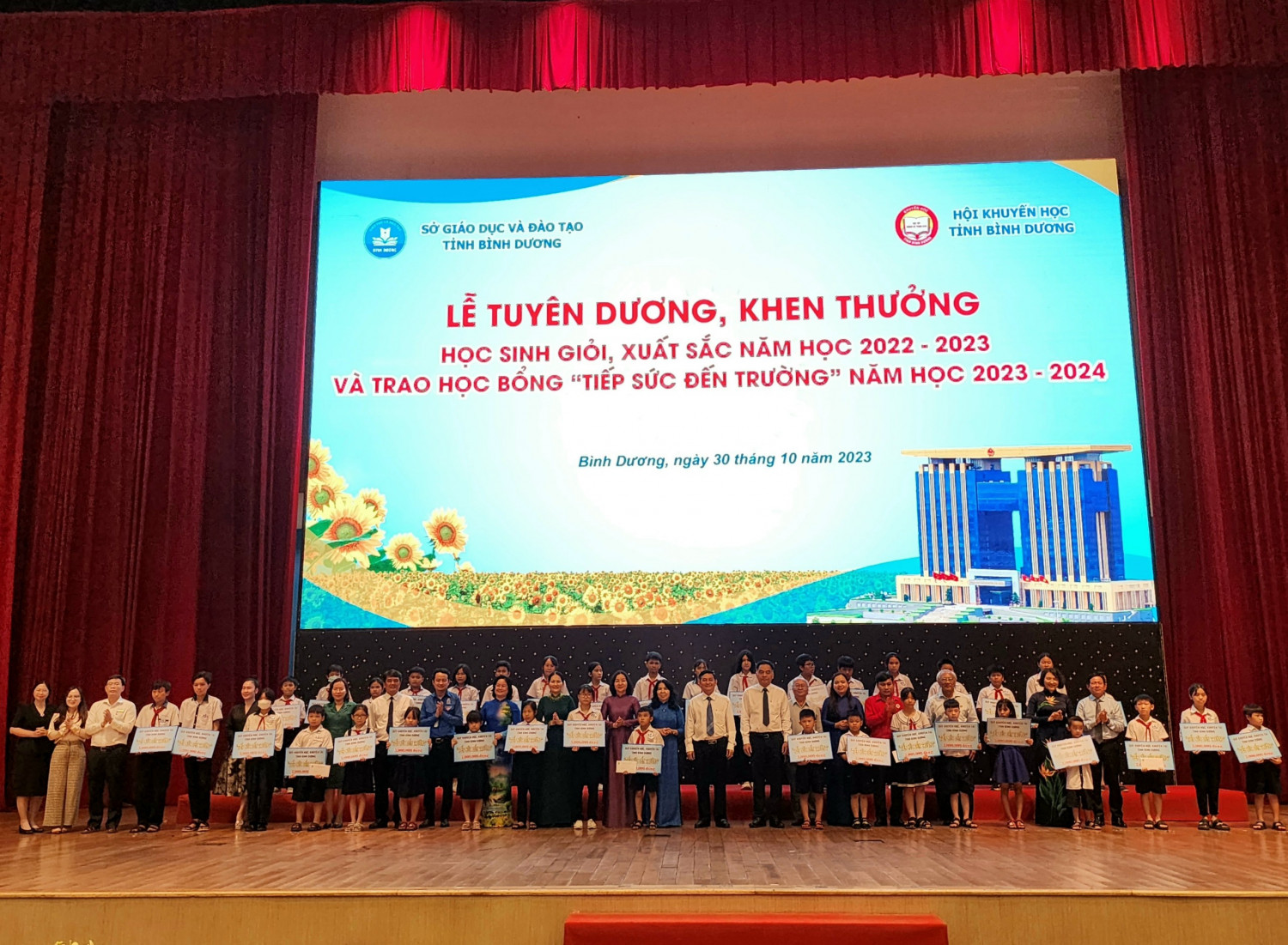 Tham dự Lễ tuyên dương, khen thưởng học sinh giỏi, xuất sắc năm học 2022 - 2023 và trao học bổng "Tiếp sức đến trường" năm học 2023 - 2024