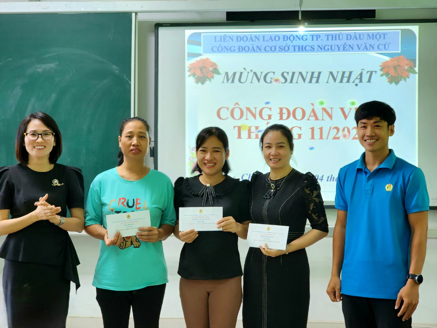 Công đoàn trường tổ chức tặng quà sinh nhật cho công đoàn viên tháng 10 và tháng 11 năm 2023