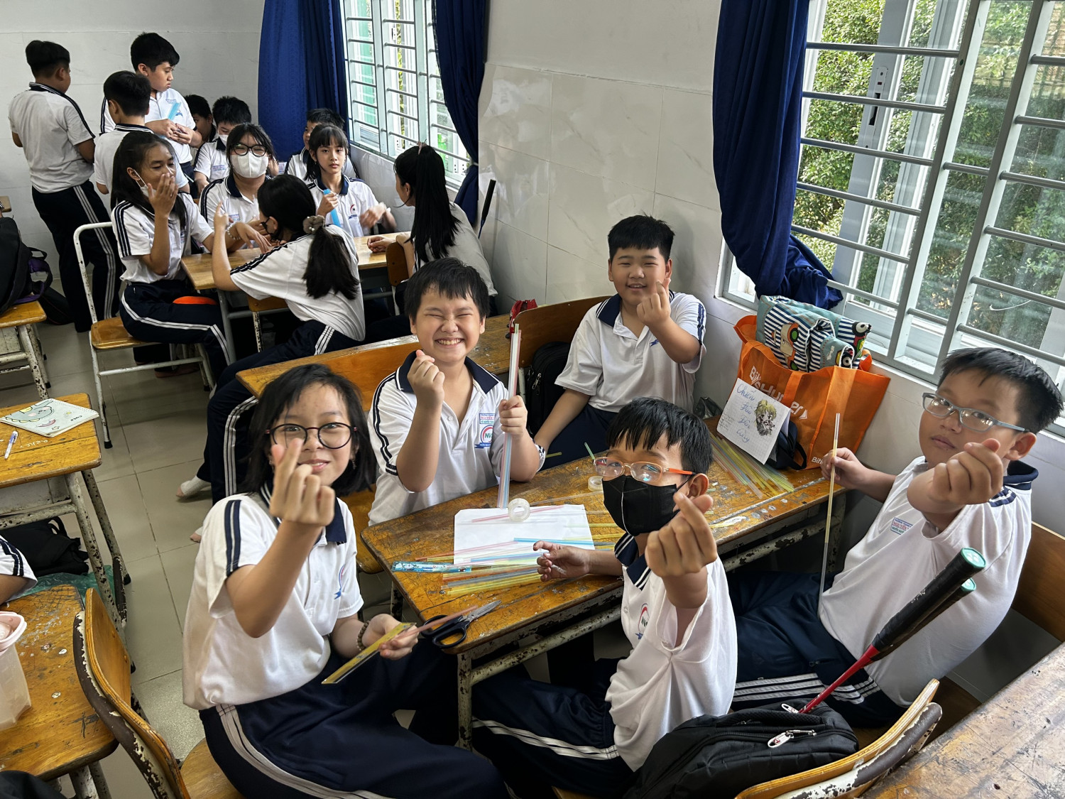 Hoạt động dạy học theo dự án STEM: Tiết học trải nghiệm thiết kế cây cầu bằng ống hút năm học 2023-2024