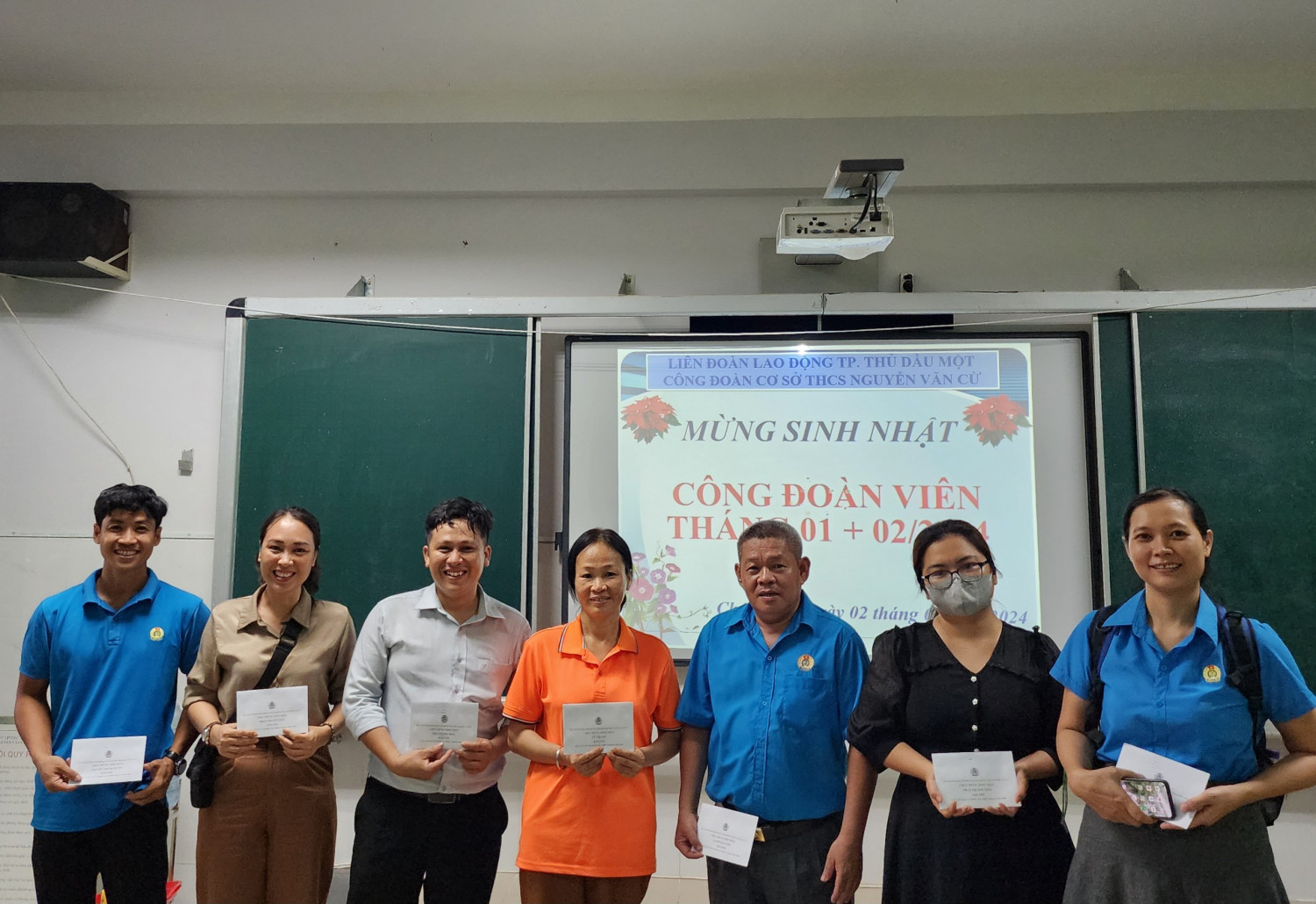 Công đoàn trường tổ chức tặng quà sinh nhật cho công đoàn viên tháng 01 và 02 năm 2024