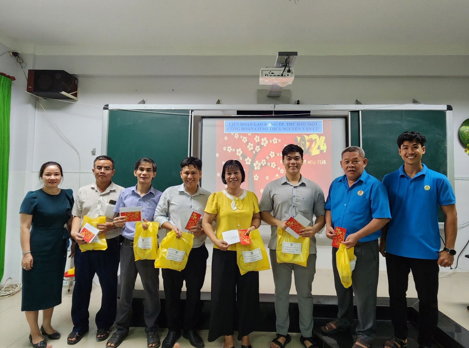 Công đoàn trường THCS Nguyễn Văn Cừ tặng quà Tết cho cán bộ, nhà giáo, người lao động Xuân Giáp Thìn 2024