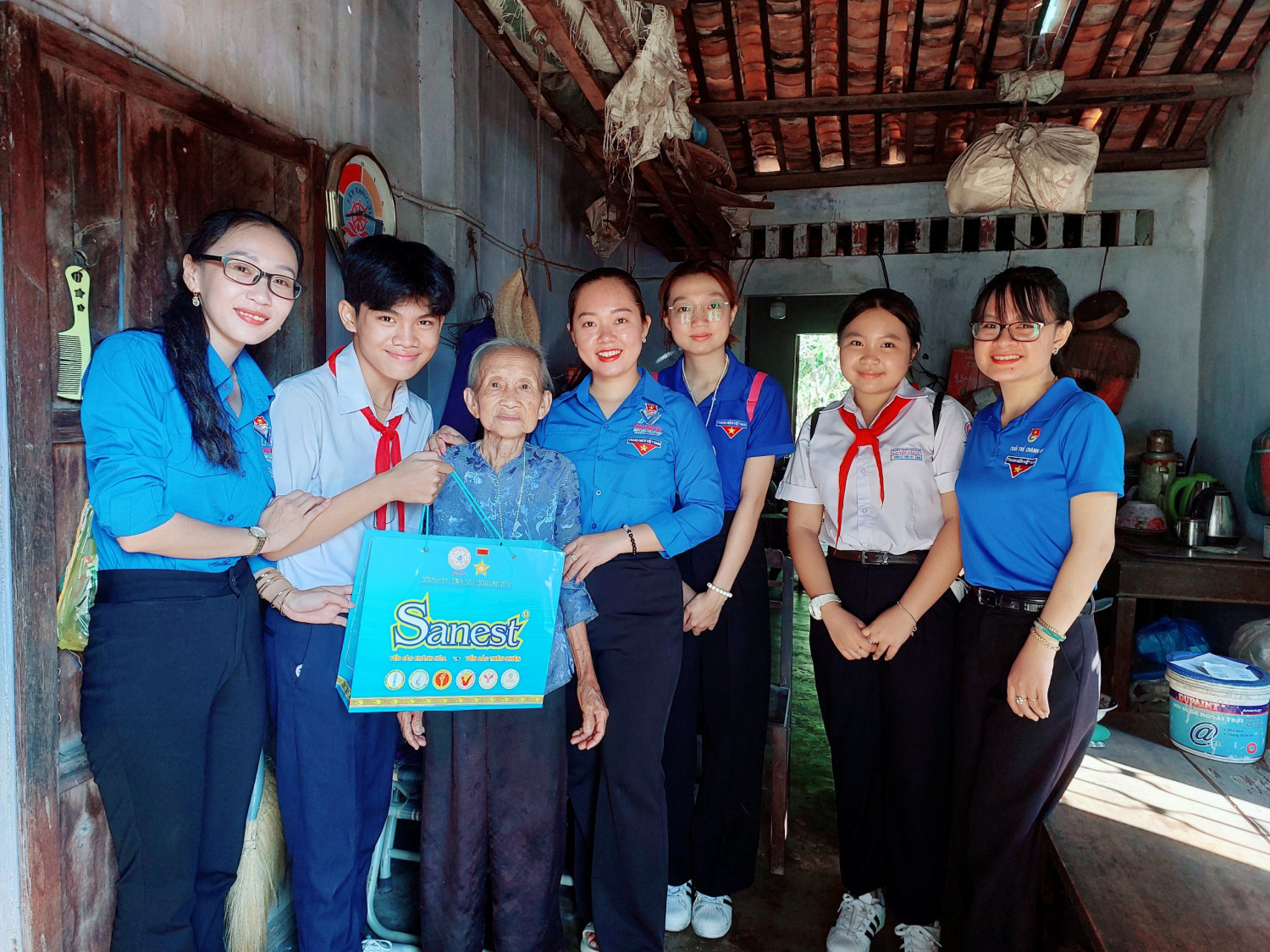 Đến thăm và trao quà cho các mẹ già neo đơn, các đồng chí là nguyên Bí thư, phó Bí thư đoàn qua các thời kỳ