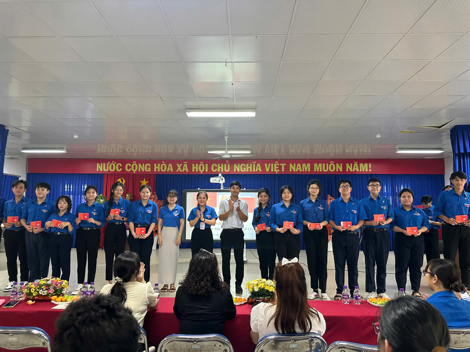 Chi đoàn THCS Nguyễn Văn Cừ tổ chức lễ kết nạp đoàn năm học 2024-2025