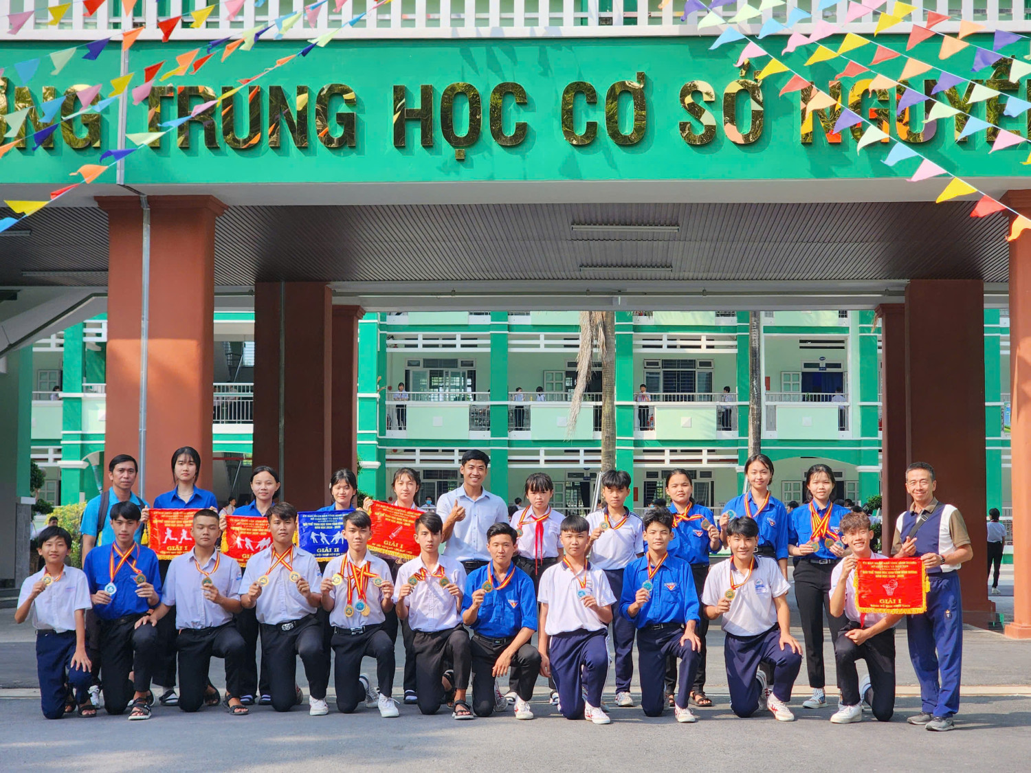 Giáo viên GDTC và các em học sinh đạt thành tích HKPĐ cấp tỉnh năm học 2024-2025