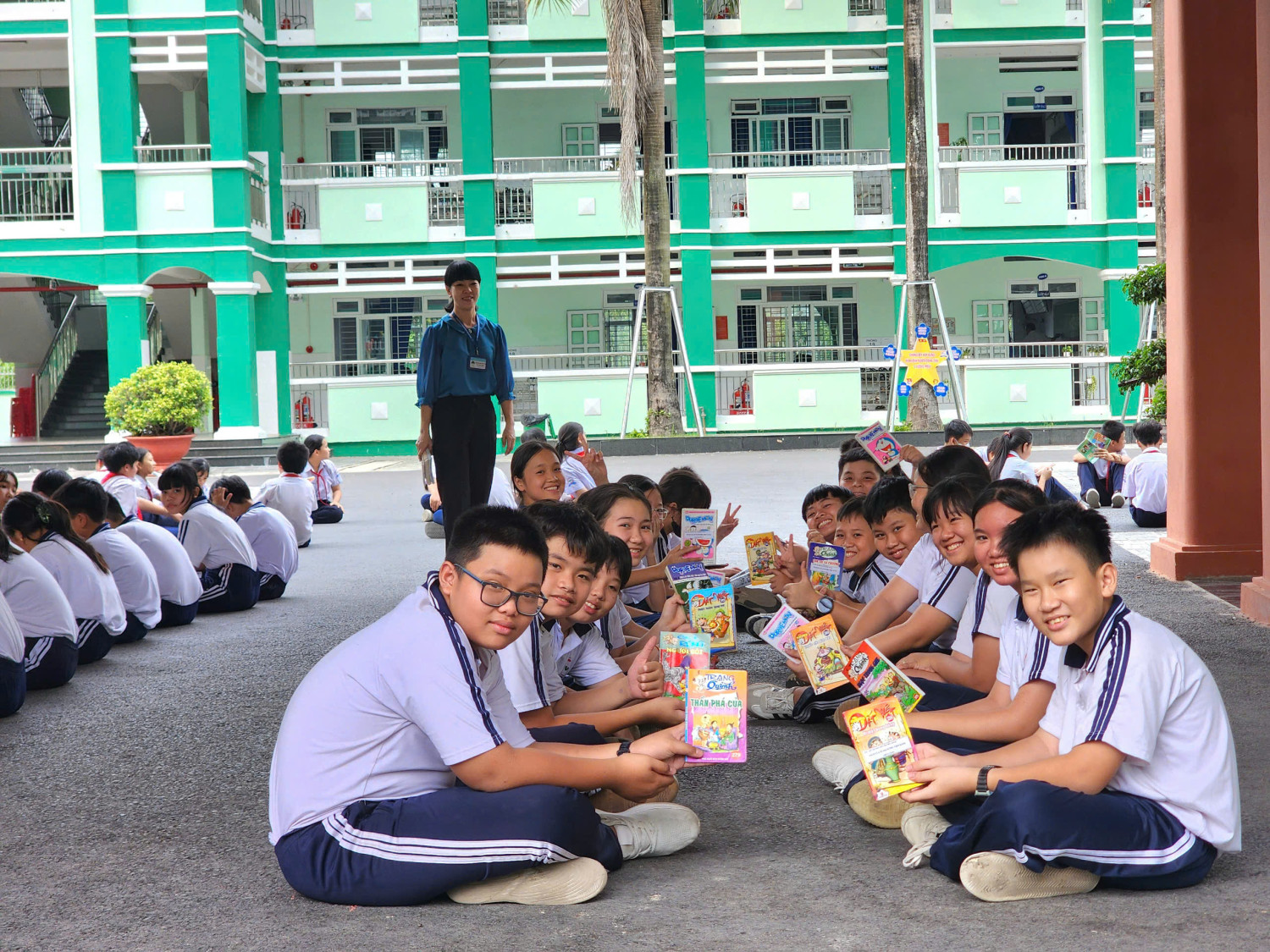 Tiết đọc sách ngoài trời - Trường THCS Nguyễn Văn Cừ