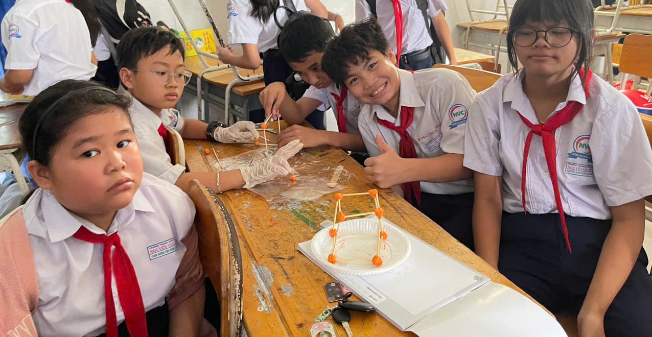 Hình ảnh stem: thiết kế bản vẽ và thực hiện mô hình tinh thể năm học 2024 - 2025