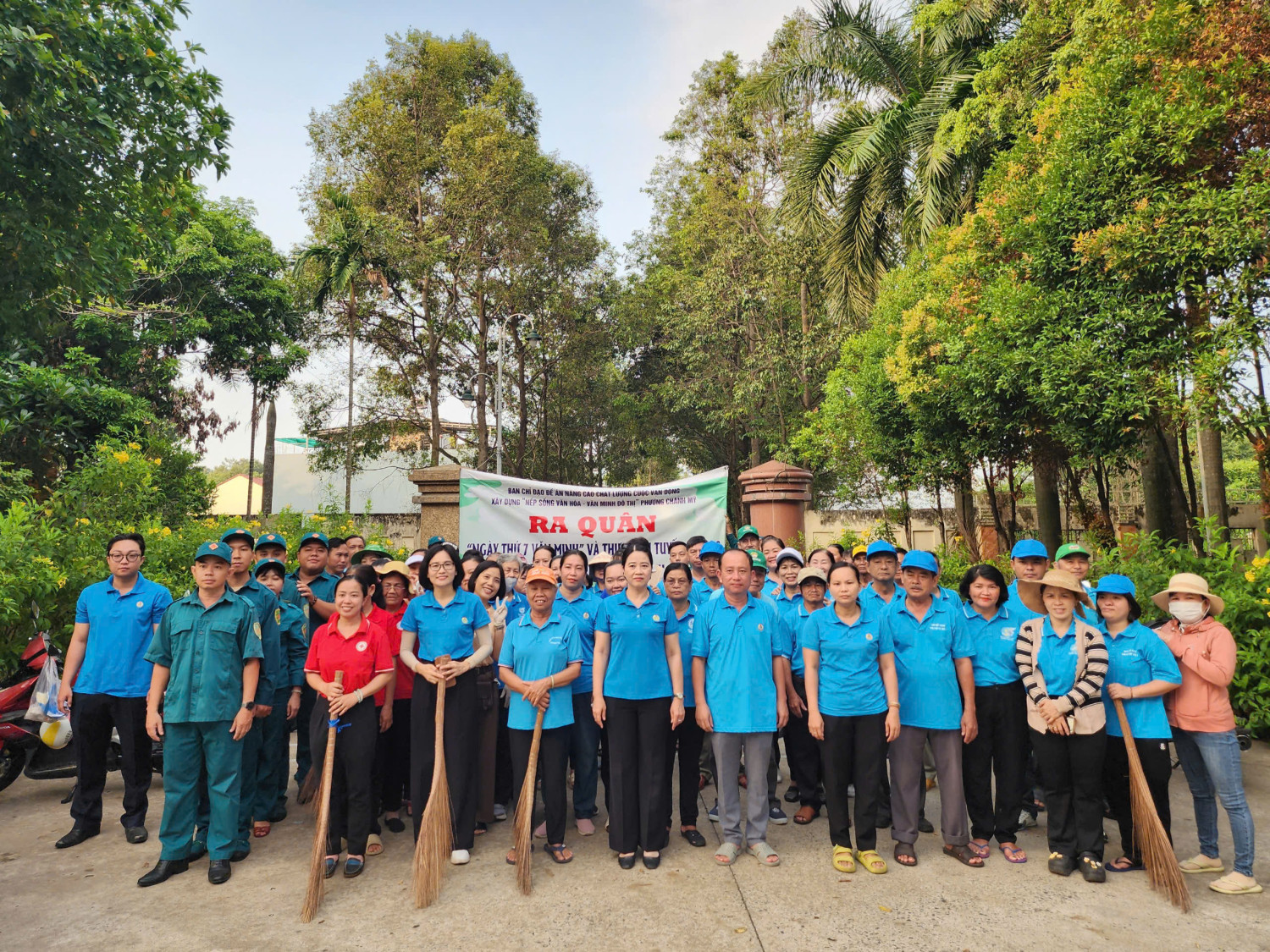 Trường THCS Nguyễn Văn Cừ tham gia hoạt động “Ngày thứ bảy văn minh” tháng 04 năm 2025 cùng phường Chánh Mỹ