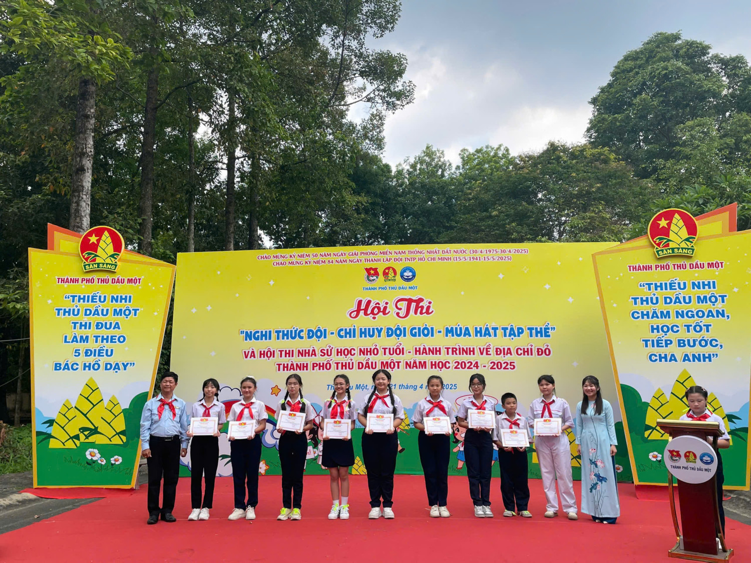 Liên đội THCS Nguyễn Văn Cừ tham gia Hội thi Nghi thức Đội - Chỉ huy Đội giỏi - Múa hát tập thể" và Nhà sử học nhỏ tuổi - Hành trình về địa chỉ đỏ thành phố Thủ Dầu Một năm học 2024 - 2025