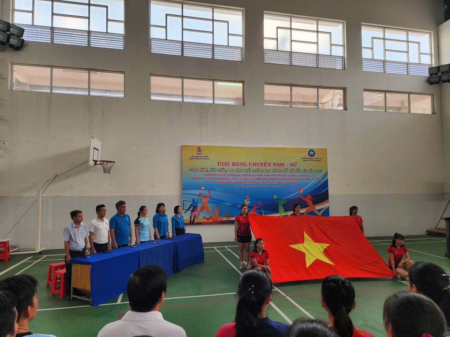 Tham dự khai mạc Giải Bóng chuyền nam, nữ công nhân viên chức, lao động thành phố Thủ Dầu Một năm 2025