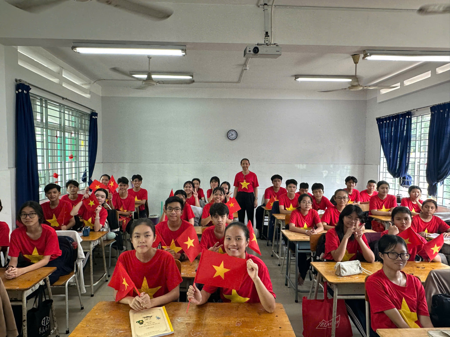 Trường THCS Nguyễn Văn Cừ sôi nổi chuỗi hoạt động hưởng ứng Chào mừng kỷ niệm 50 năm giải phóng miền Nam, thống nhất đất nước (30/4/1975 - 30/4/2025)