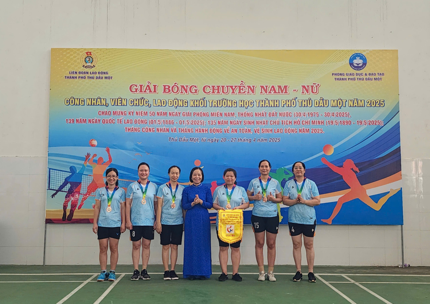 Trường THCS Nguyễn Văn Cừ đạt giải 3 môn bóng chuyền nữ khối Trung học cơ sở năm 2025