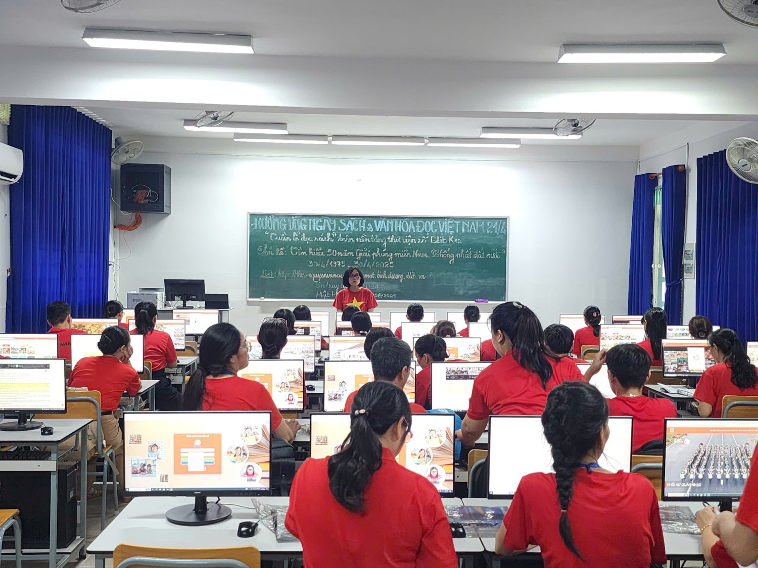 Cán bộ, giáo viên, nhân viên trường THCS Nguyễn Văn Cừ hưởng ứng Ngày Sách và Văn hóa đọc Việt Nam 21/4/2025