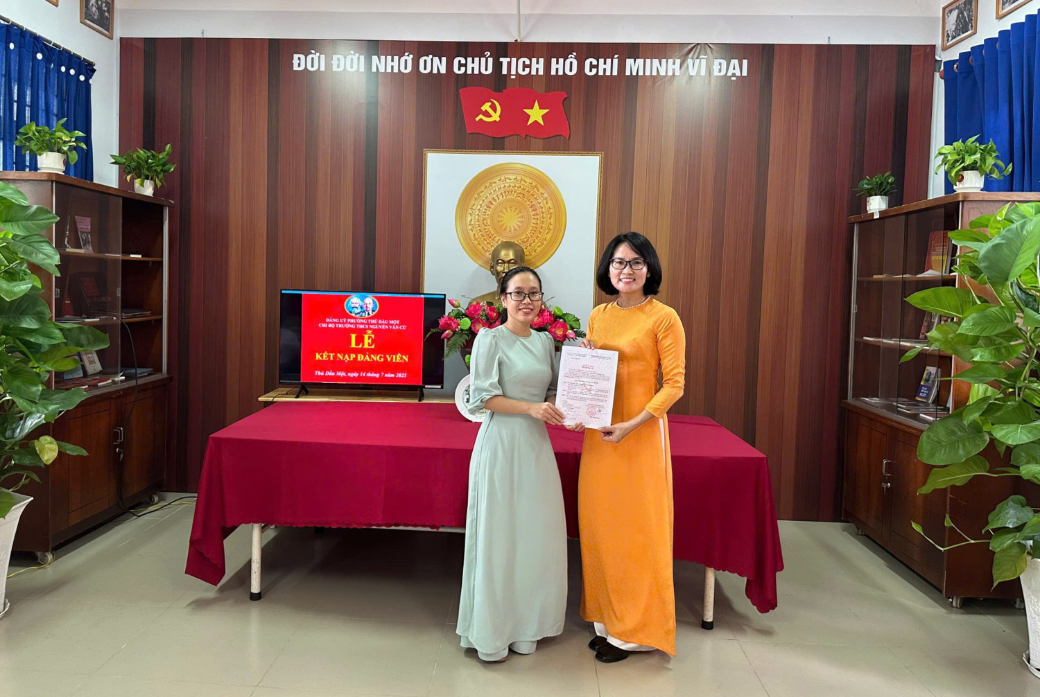 Chi bộ THCS Nguyễn Văn Cừ kết nạp Đảng viên, sinh hoạt chi bộ tháng 07 và kỷ niệm 78 năm Ngày Thương binh - Liệt sĩ năm 2025