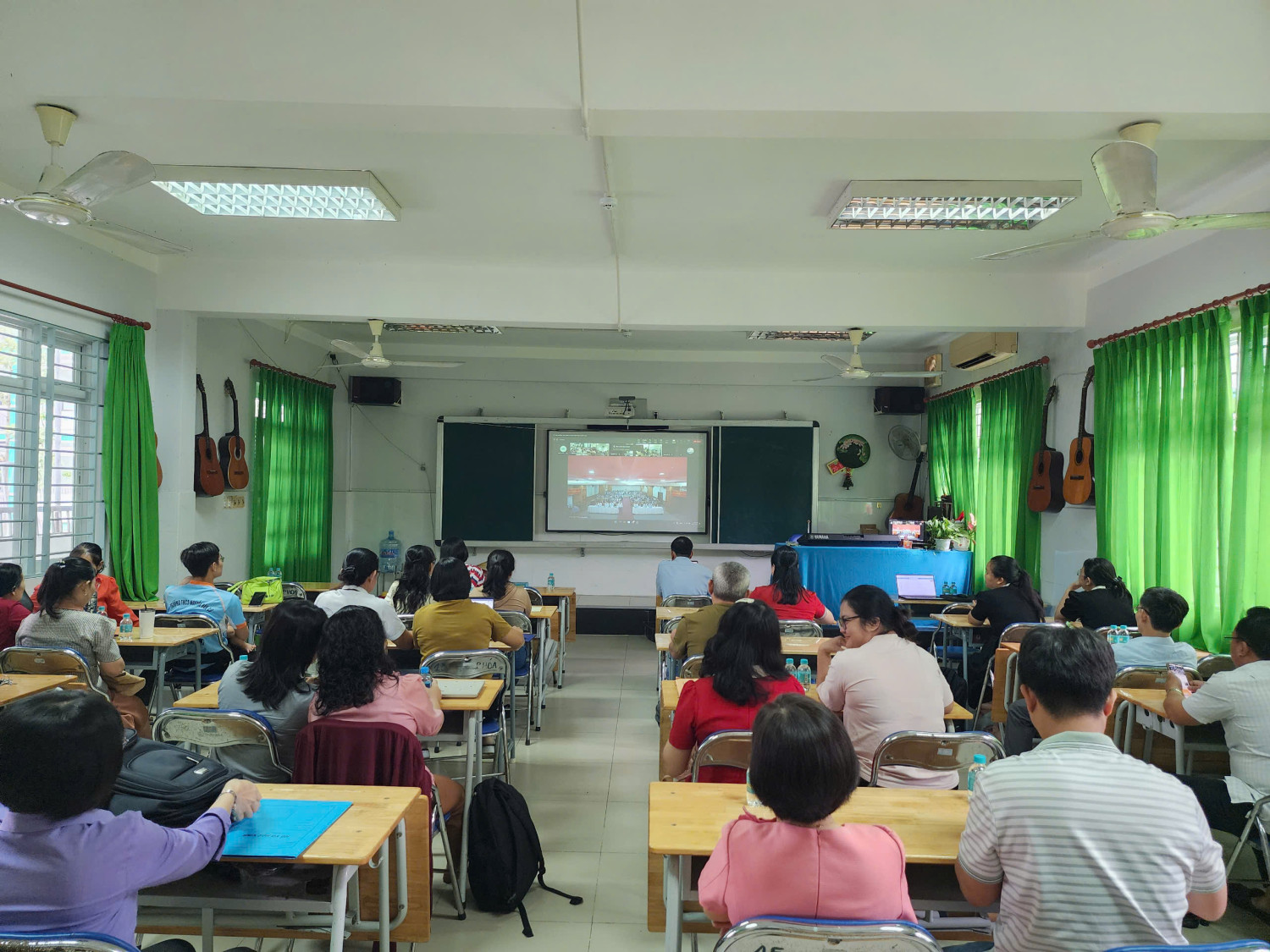 Trường THCS Nguyễn Văn Cừ tham gia bồi dưỡng, tập huấn lý luận chính trị hè năm 2025