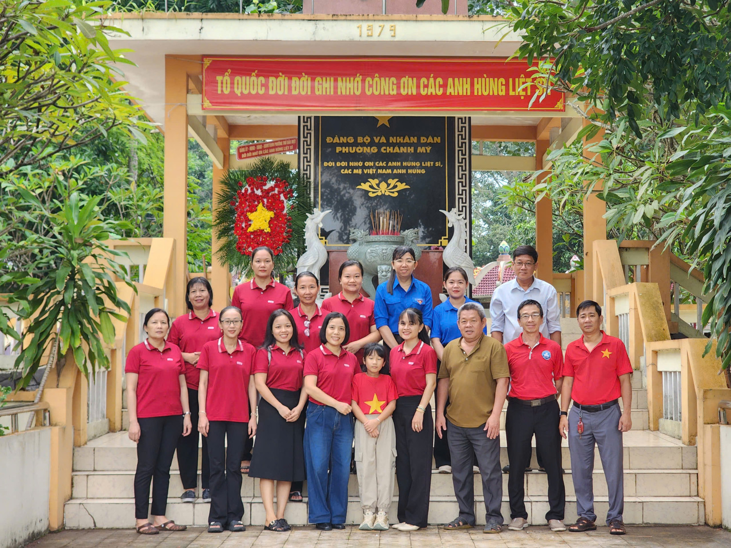 Chi bộ, đoàn thanh niên trường THCS Nguyễn Văn Cừ viếng đài liệt sĩ kỷ niệm 78 năm Ngày Thương binh - Liệt sĩ (27/7/1947-27/7/2025)