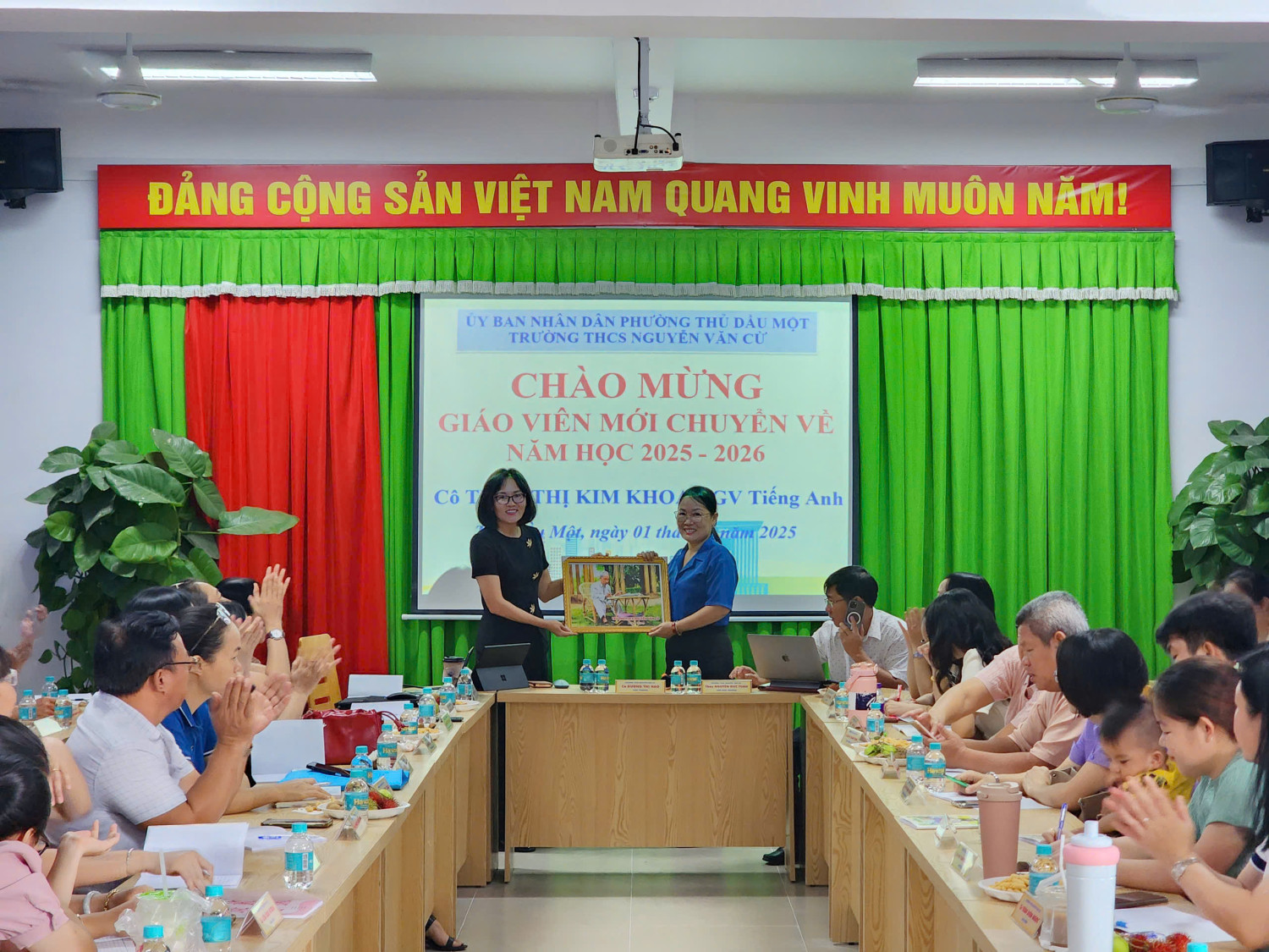 Trường THCS Nguyễn Văn Cừ họp hội đồng tháng 8 và chào mừng giáo viên mới năm học 2025-2026