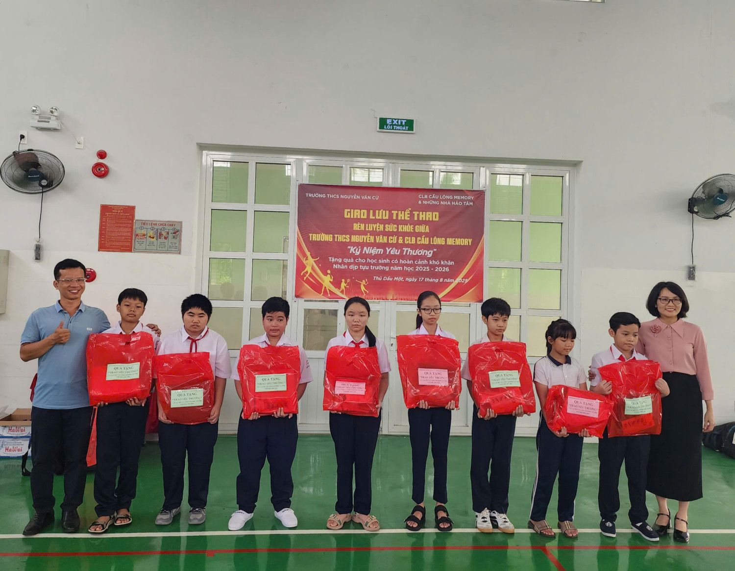 Chương trình "Kỷ niệm yêu thương" giao lưu thể thao và trao tặng quà cho học sinh khó khăn nhân dịp năm học mới 2025 - 2026