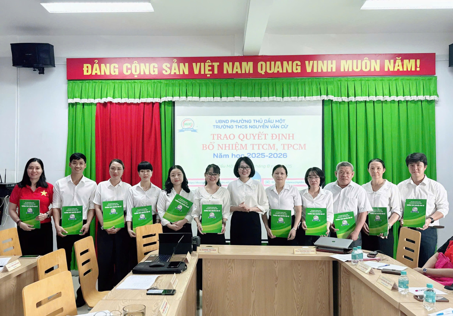 Trao quyết định bổ nhiệm tổ trưởng, tổ phó chuyên môn năm học 2025 - 2026 và sinh hoạt chào mừng kỷ niệm 80 năm Cách Mạng Tháng 8 và Quốc khánh 02/9